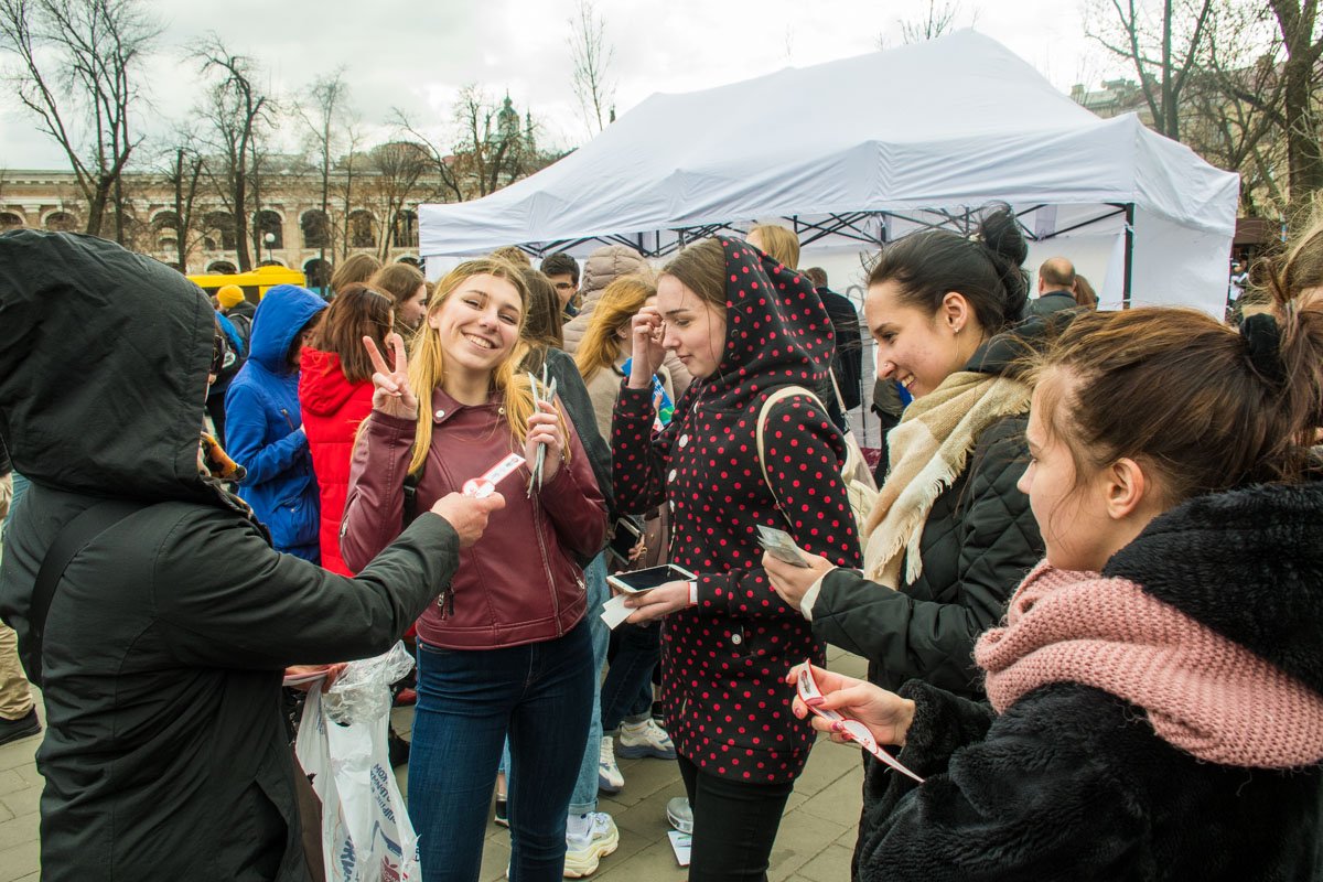 Студенты столичных вышей приняли участие во флешмобе Студенты столичных вышей приняли участие во флешмобе