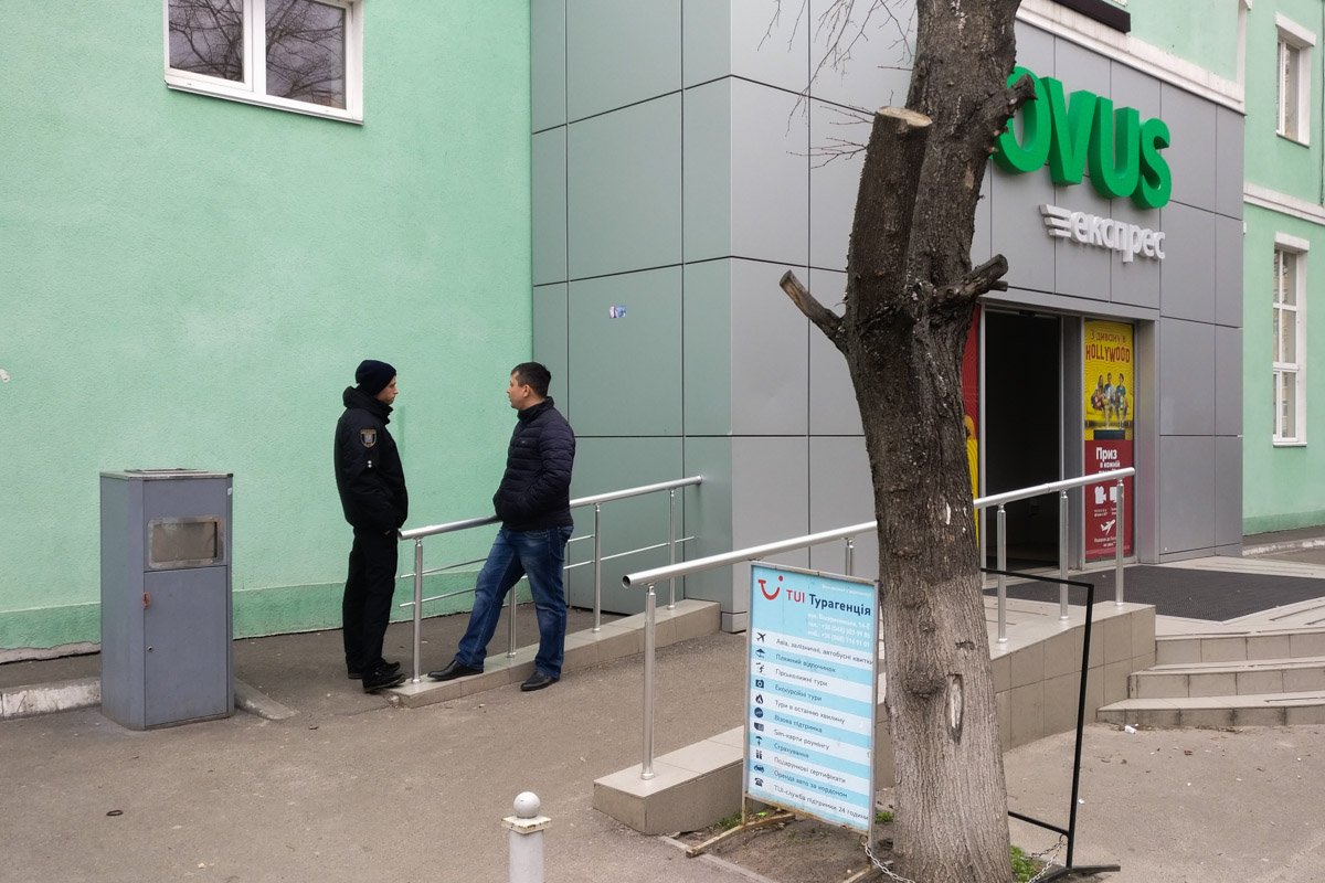 В Киеве возле супермаркета Novus, по адресу улица Воскресенская, 14а, нашли муляж ручной гранаты