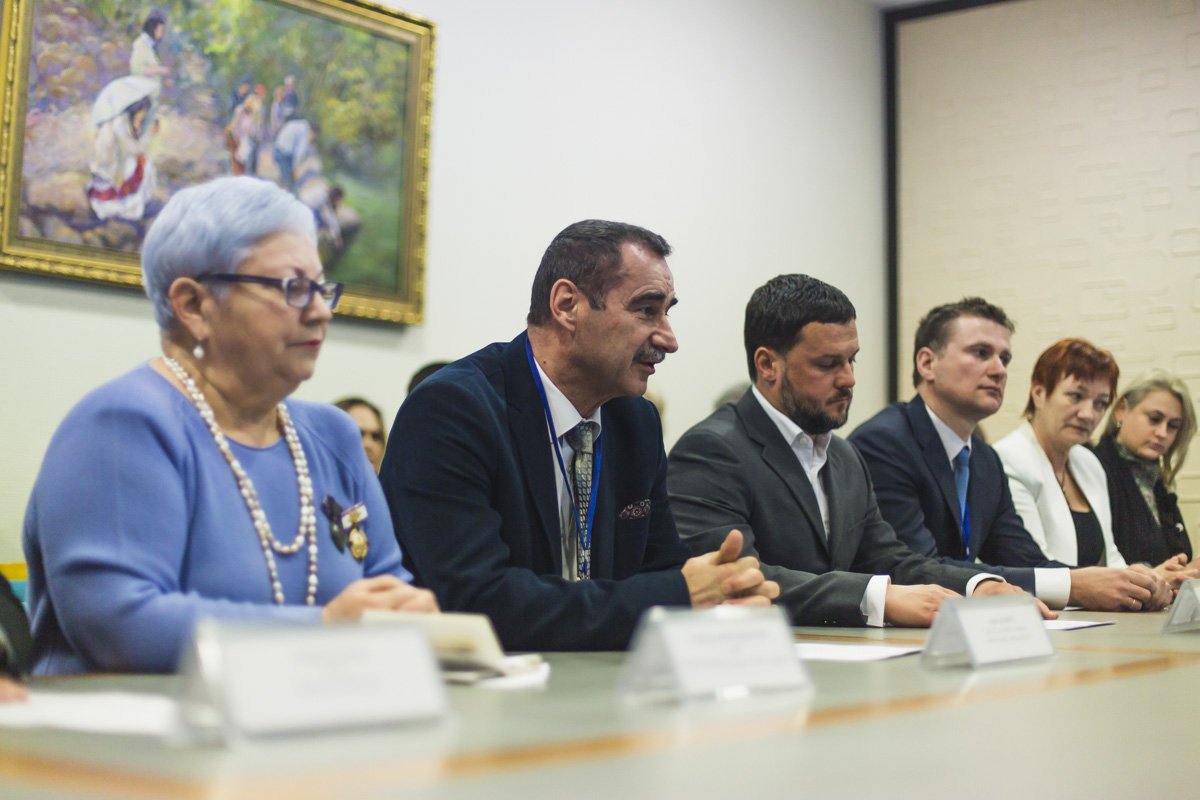 На церемонию подписания приехали представители украинских благотворительных и общественных организаций На церемонию подписания приехали представители украинских благотворительных и общественных организаций