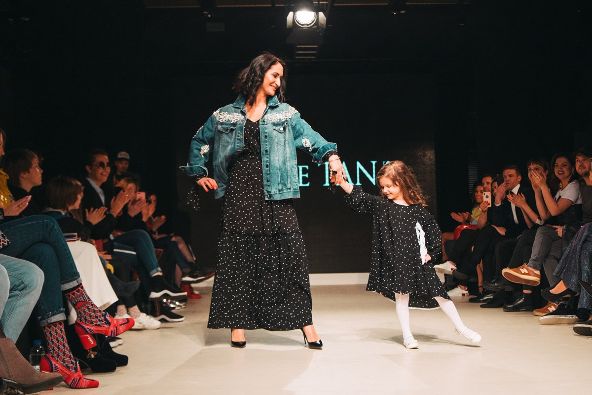 Повседневные комплекты соединяют в себе стили гранж и спорт-шик