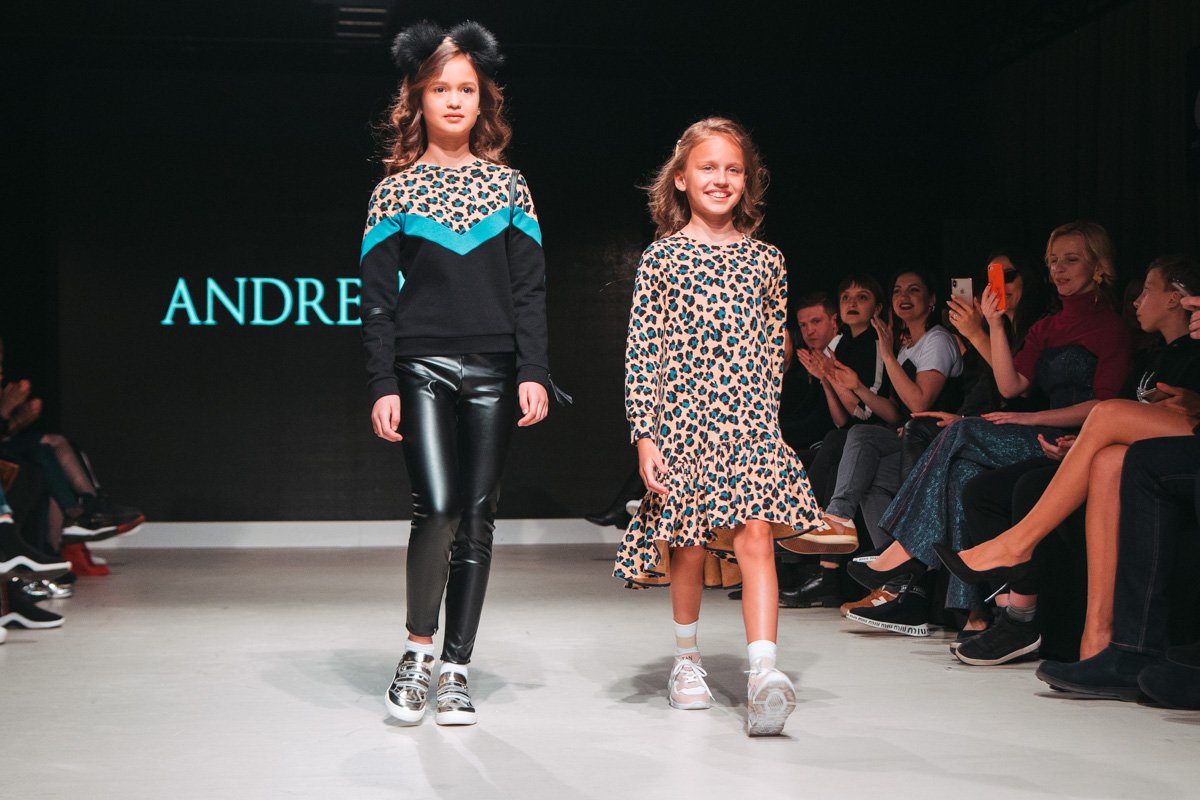 Леопардовый свитшот с леггинсами из эко-кожи делают образ каждой ярким и неповторимым