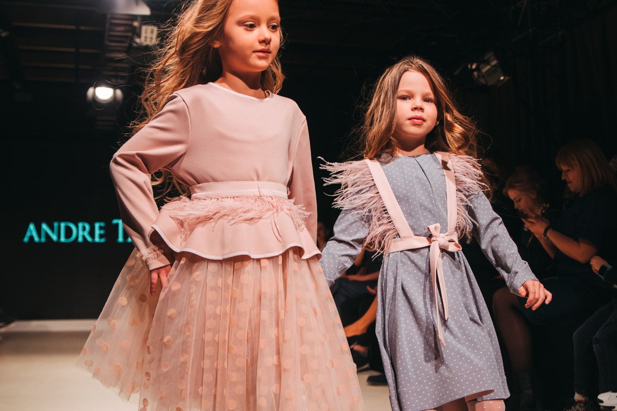 Особое внимание уделяется крою и выбору ткани, а также максимально повторяются элементы взрослых коллекций в детских