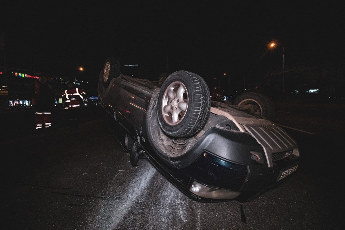 От удара Land Rover перевернулся