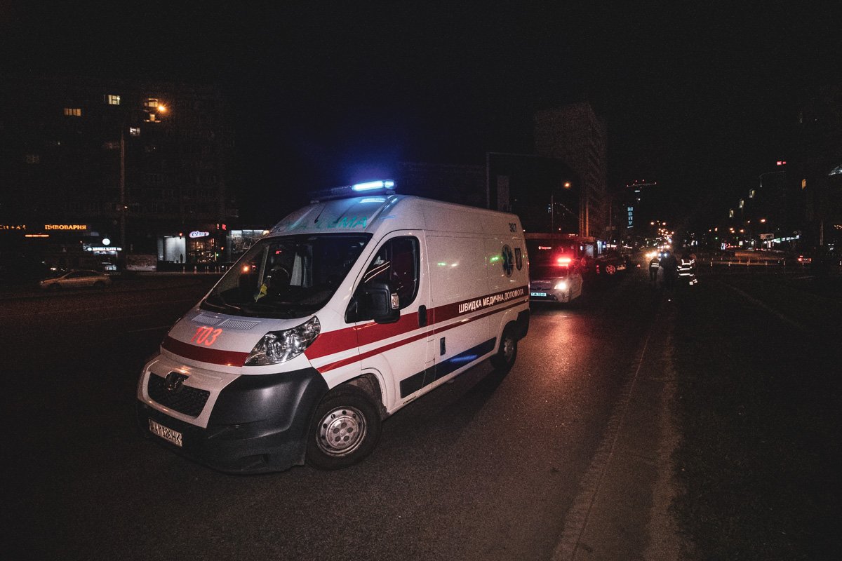 На место происшествия прибыли экипажи скорой помощи, а также патрульной полиции
