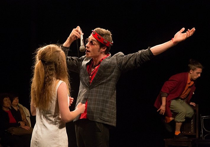 Юношеский романтизм и прекрасные джазовые мотивы сочетаются в этом спектакле Юношеский романтизм и прекрасные джазовые мотивы сочетаются в этом спектакле