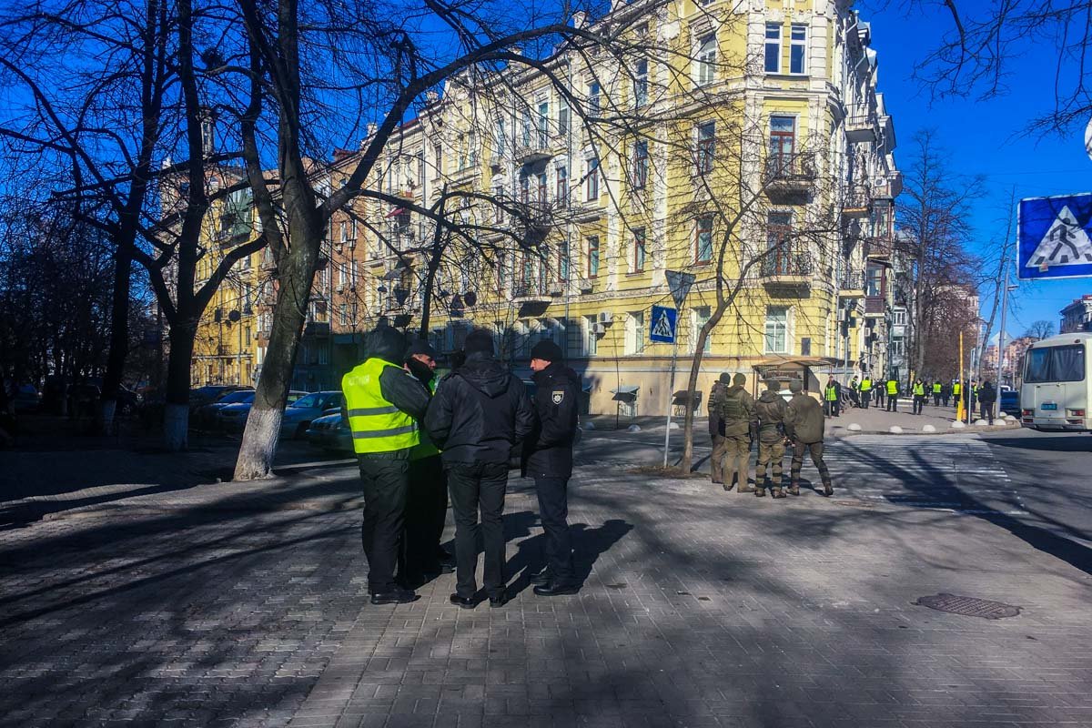 Правоохранители проверяют проезжающие машины 