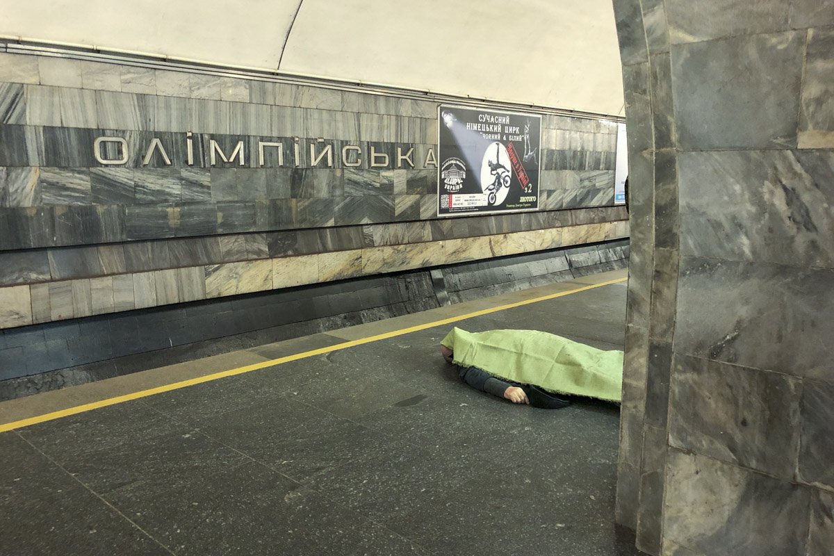 На платформе станции метро "Олимпийская" пожилому мужчине стало плохо