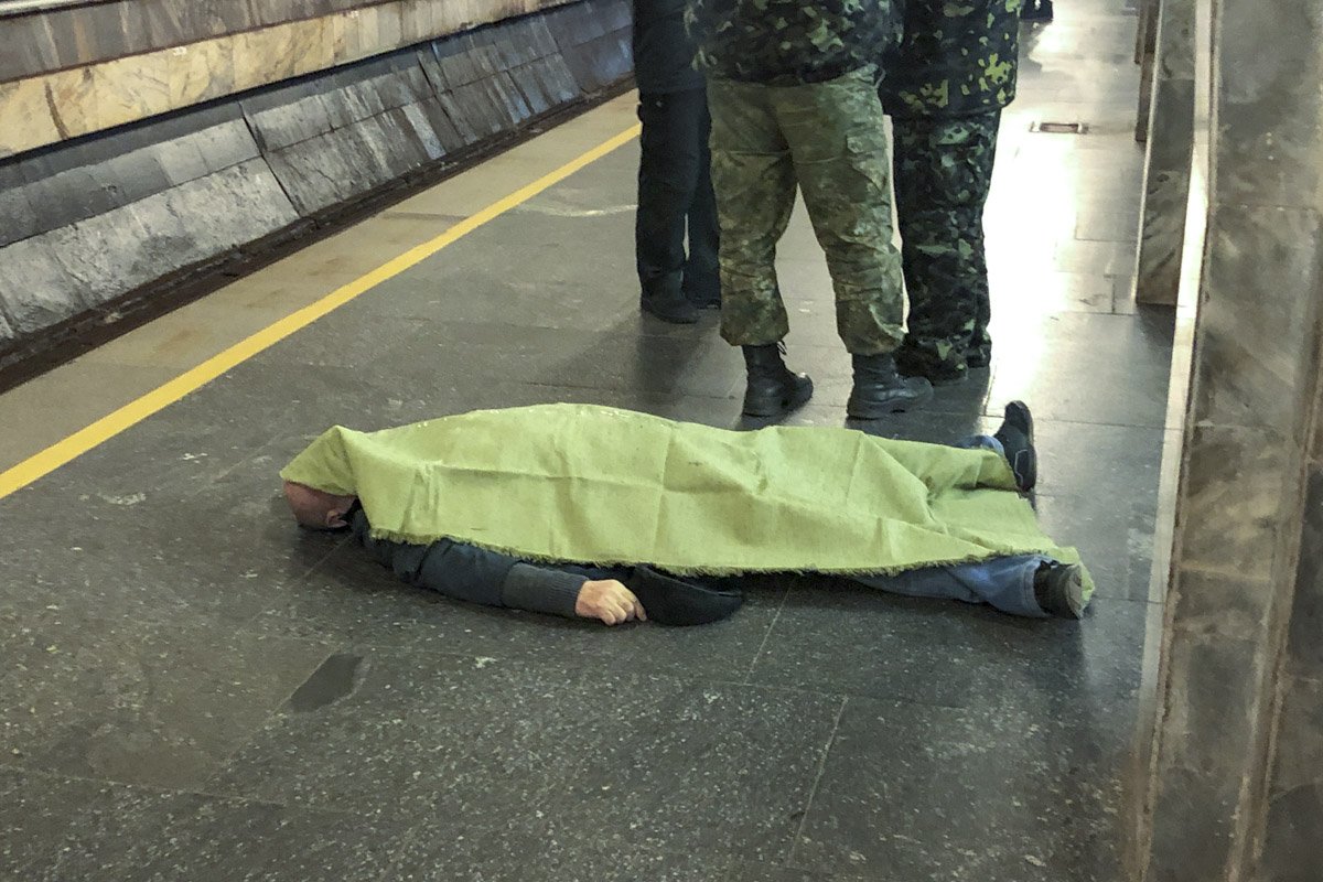 Пассажира метрополитена сразу вызвали на место бригаду скорой помощи, но человек умер до приезда медиков