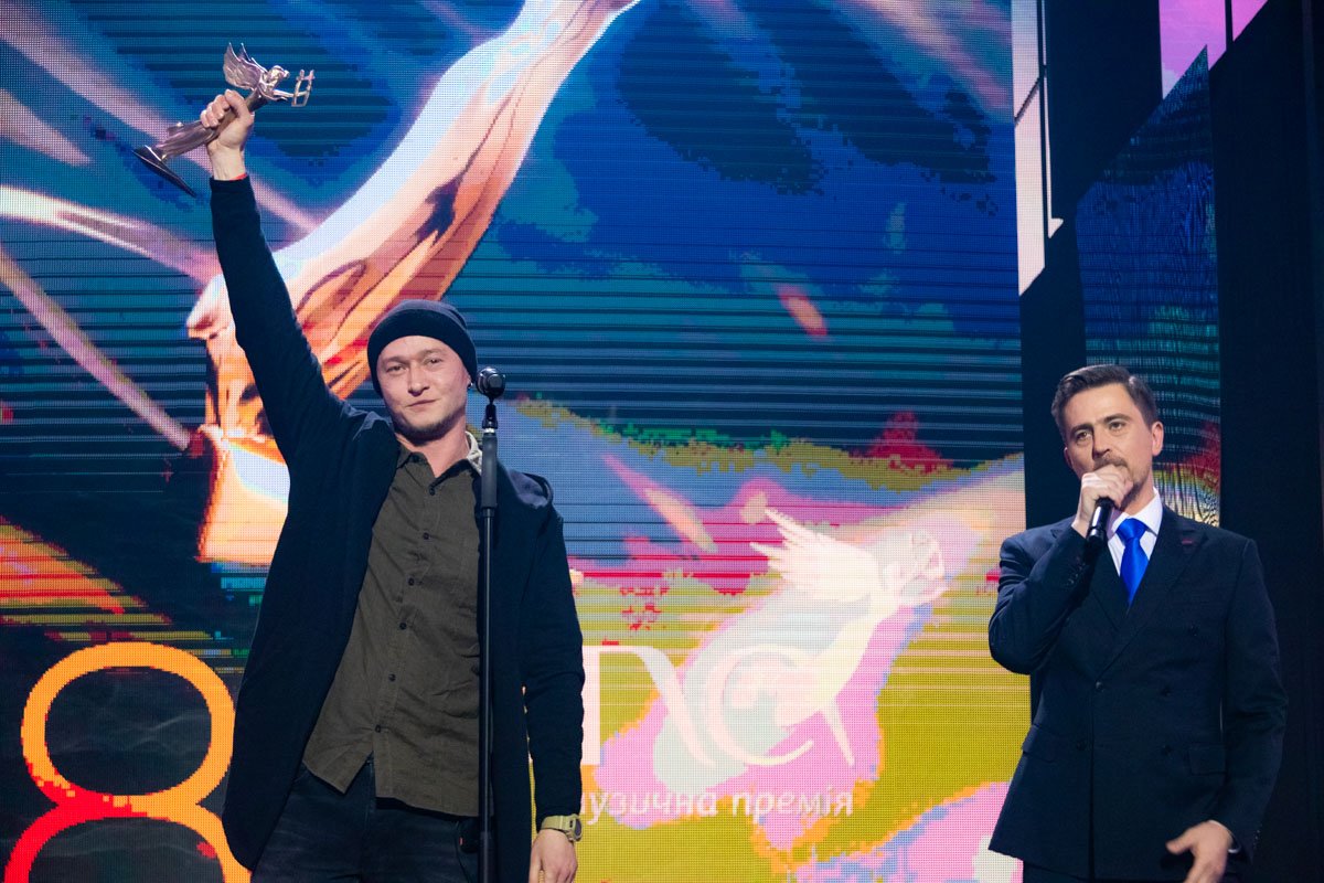 Андрей Хлывнюк со своим бэндом "Бумбокс" забрали статуэтку за «За особые достижения в музыке»