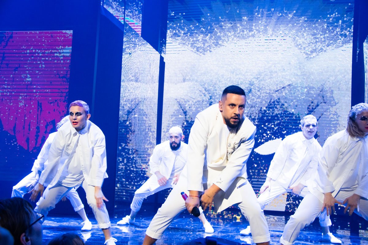 Эй, ты! Давай с нами, давай займемся танцами!