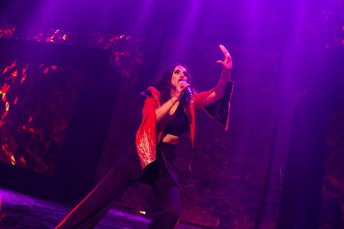 Лучшая исполнительница по версии премии порадовала ярким и чувственным выступлением