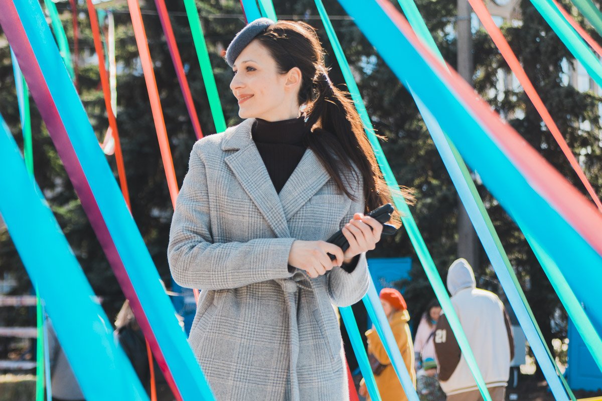 Даже спокойному наряду можно добавить яркости - и это все равно будет стильно! Даже спокойному наряду можно добавить яркости - и это все равно будет стильно!