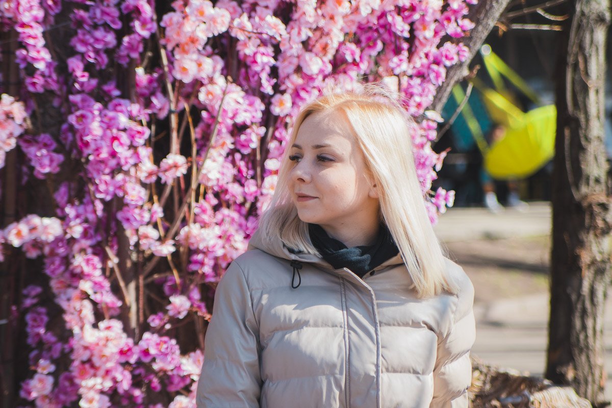 Эти розовые цветы - любимая локация для портретов Эти розовые цветы - любимая локация для портретов