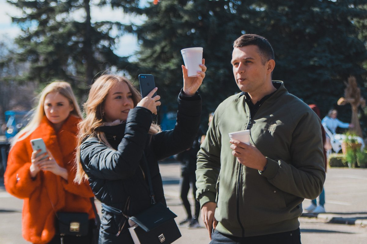 Девушка инста-блоггер, это когда ты свой кофе уже выпил, а она до сих пор фоткает:) Девушка инста-блоггер, это когда ты свой кофе уже выпил, а она до сих пор фоткает:)