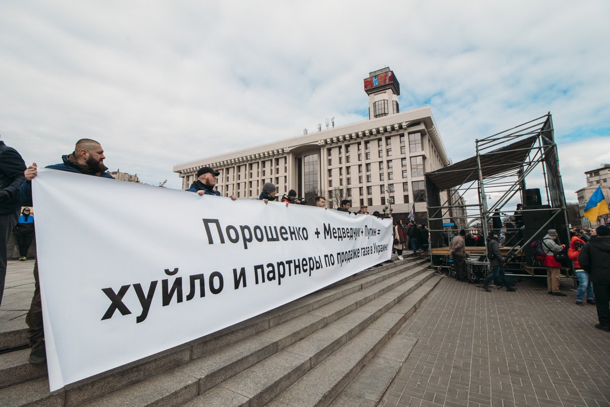 Активисты приготовили множество баннеров с различными лозунгами