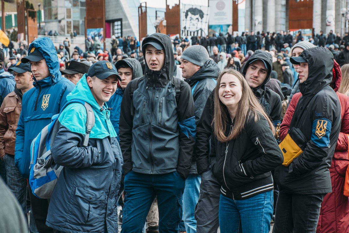 На акцию также пришло большое количество подростков
