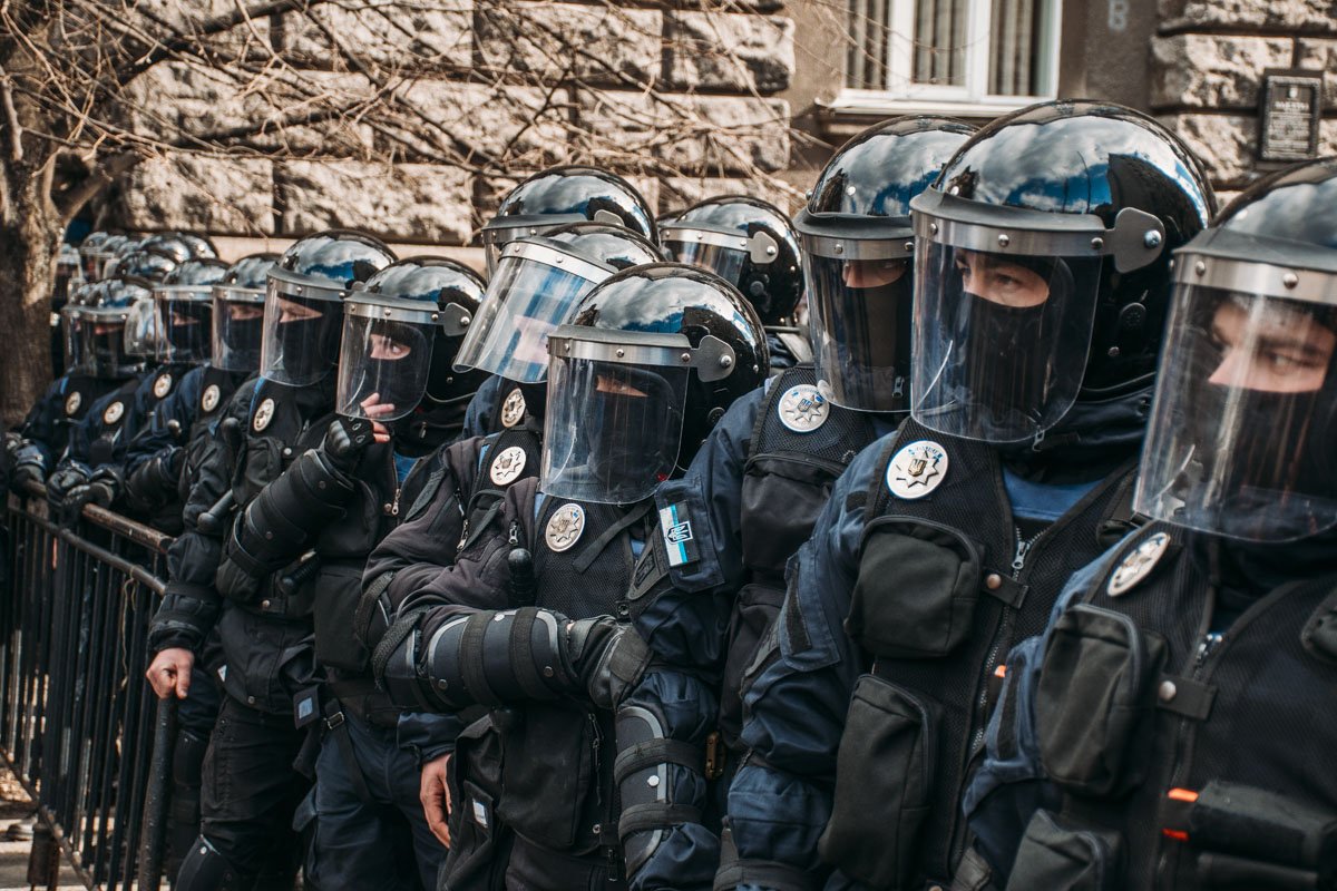 В центр стащили множество силовиков