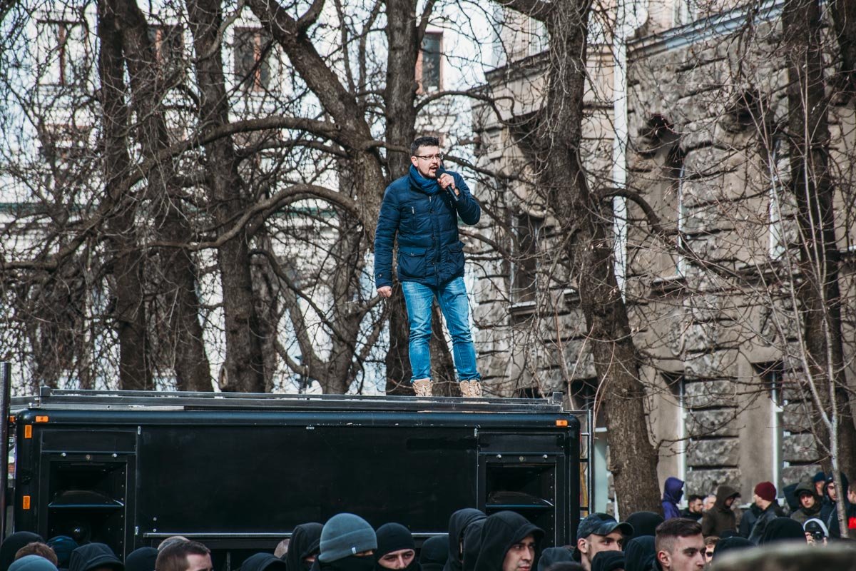 Спикер все время пытался подбадривать народ и выкрикивал патриотические лозунги