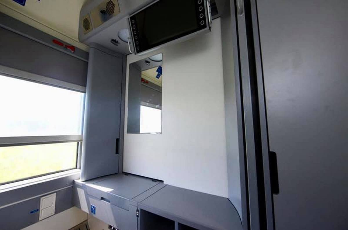 В каждом купе встроен умывальник В каждом купе встроен умывальник