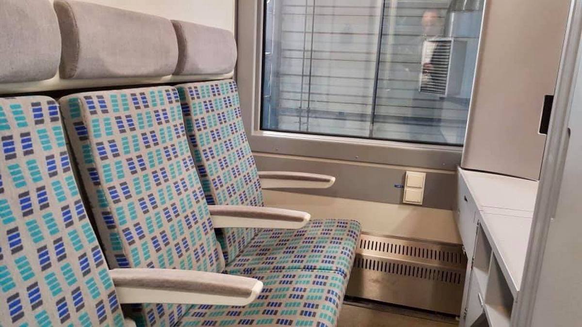 В купе можно как сидеть, так и разложить места чтобы лечь В купе можно как сидеть, так и разложить места чтобы лечь