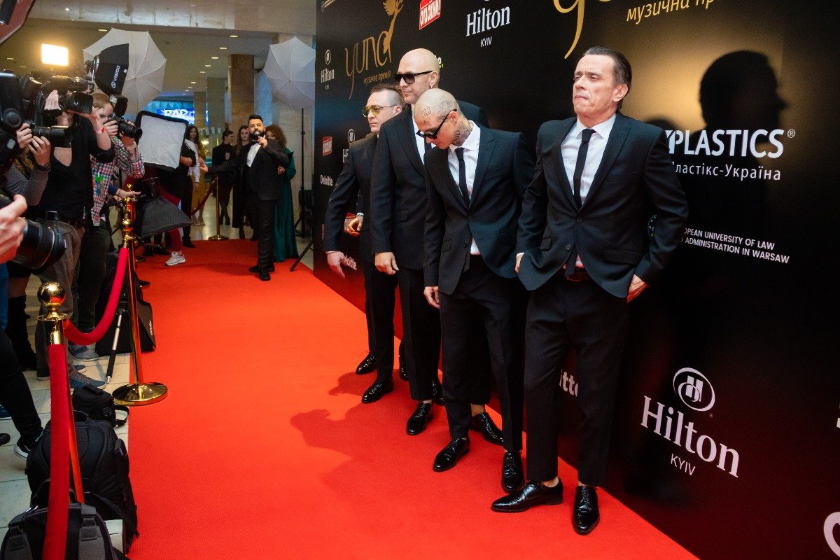 Участники группы Mozgi покорили сердца всех женщин своими шикарными деловыми костюмами Участники группы Mozgi покорили сердца всех женщин своими шикарными деловыми костюмами