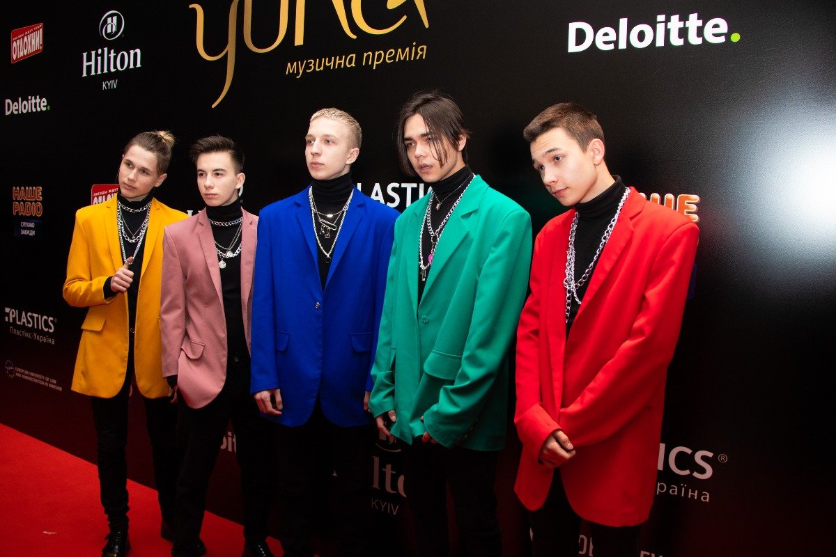 Исполнители из DSIDE BAND продемонстрировали на красной дорожке буквально все цвета радуги Исполнители из DSIDE BAND продемонстрировали на красной дорожке буквально все цвета радуги