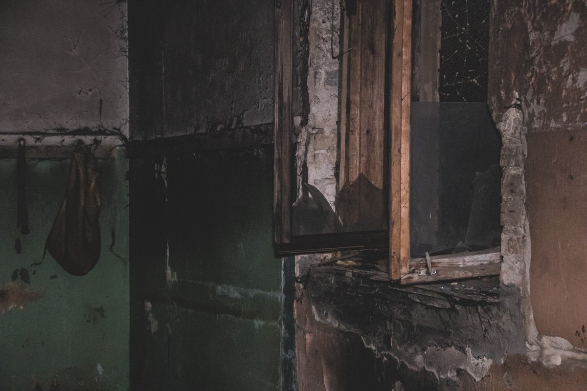 По предварительной информации, бездомные, которые использовали помещение как временное место жительства, пытались согреться и развели несколько костров внутри