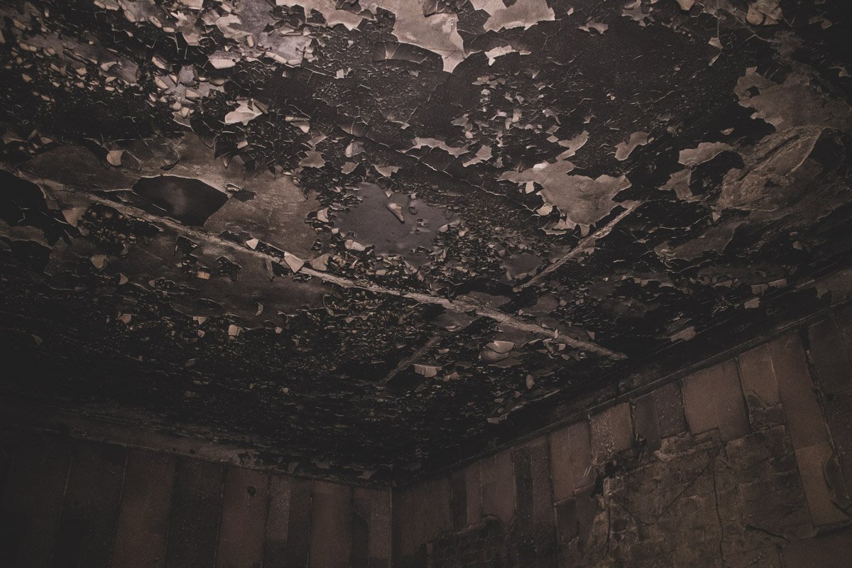 Огонь перешел на горы мусора и распространился по зданию