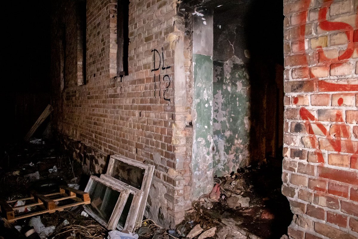 Один из виновников случившегося самостоятельно прибежал в пожарную часть, которая находится рядом и сообщил спасателям об инциденте