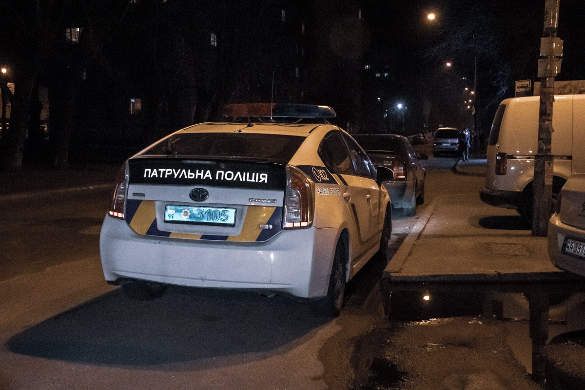 На месте работали медики, которые оказали трем пострадавшим первую помощь и госпитализировали их для более детального осмотра