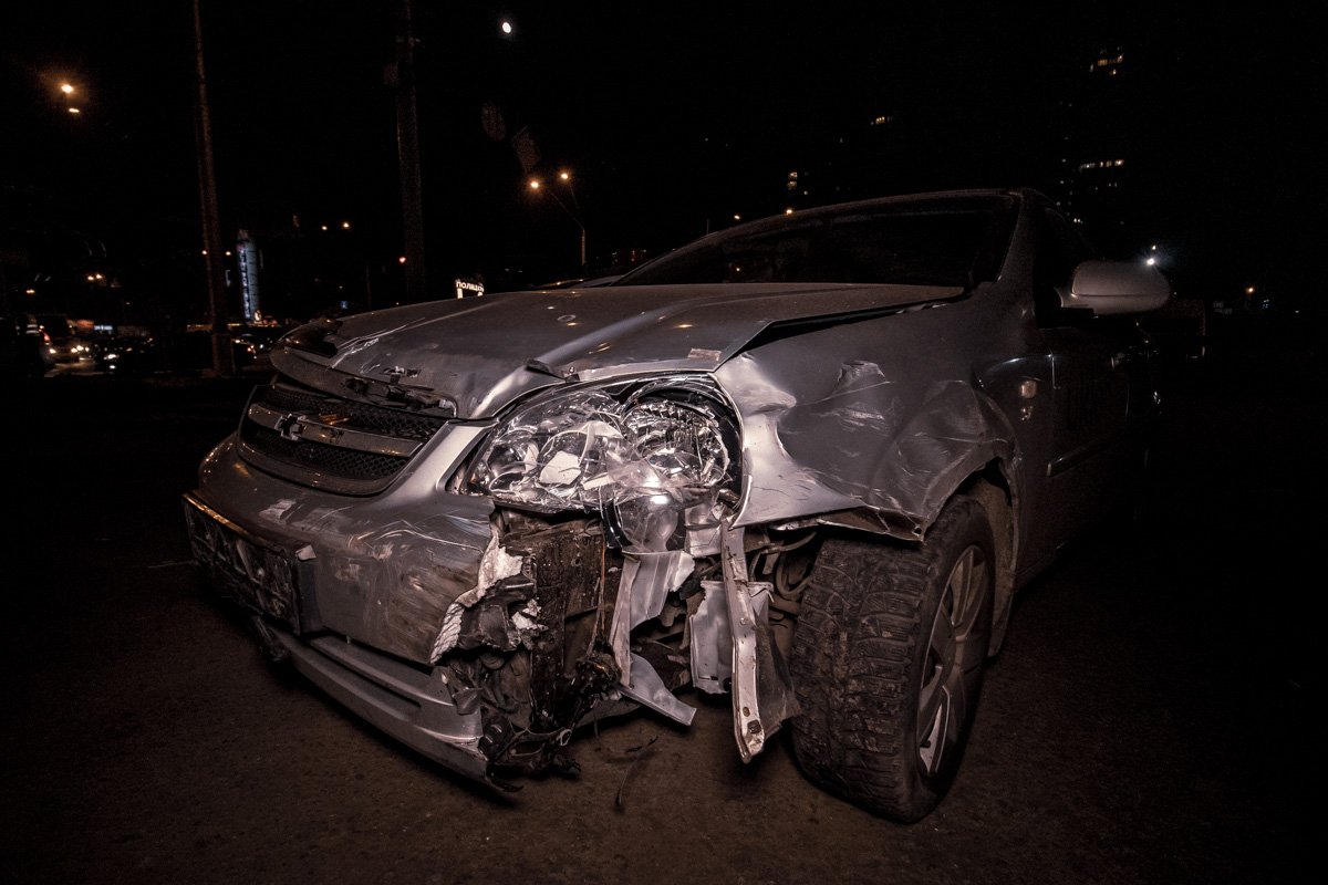 На участке дороге под Шулявским мостом столкнулись Ford Sierra с маленьким ребенком в салоне и Chevrolet Lacetti службы такси Uklon с клиентами