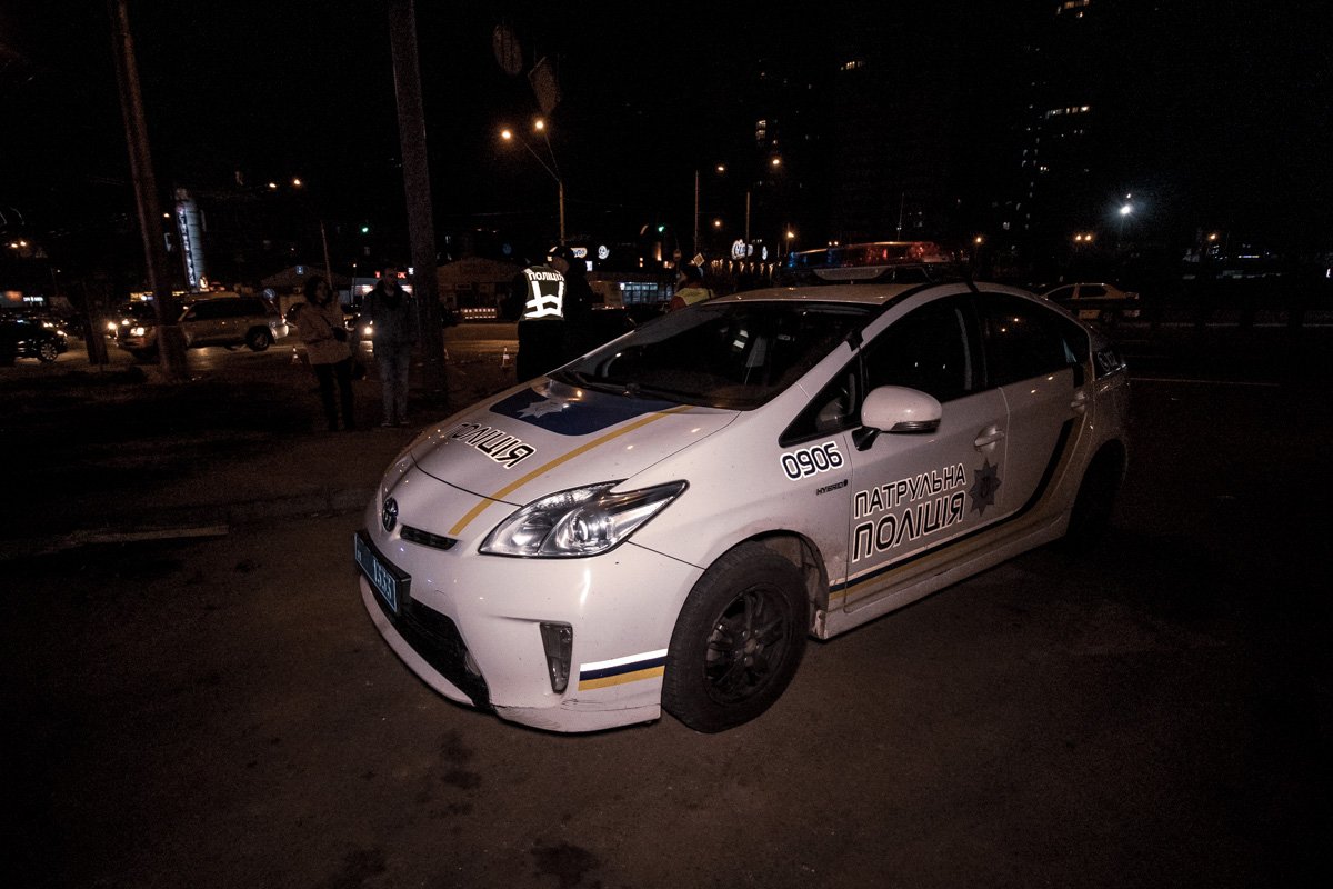 На месте работали патрульные и медики