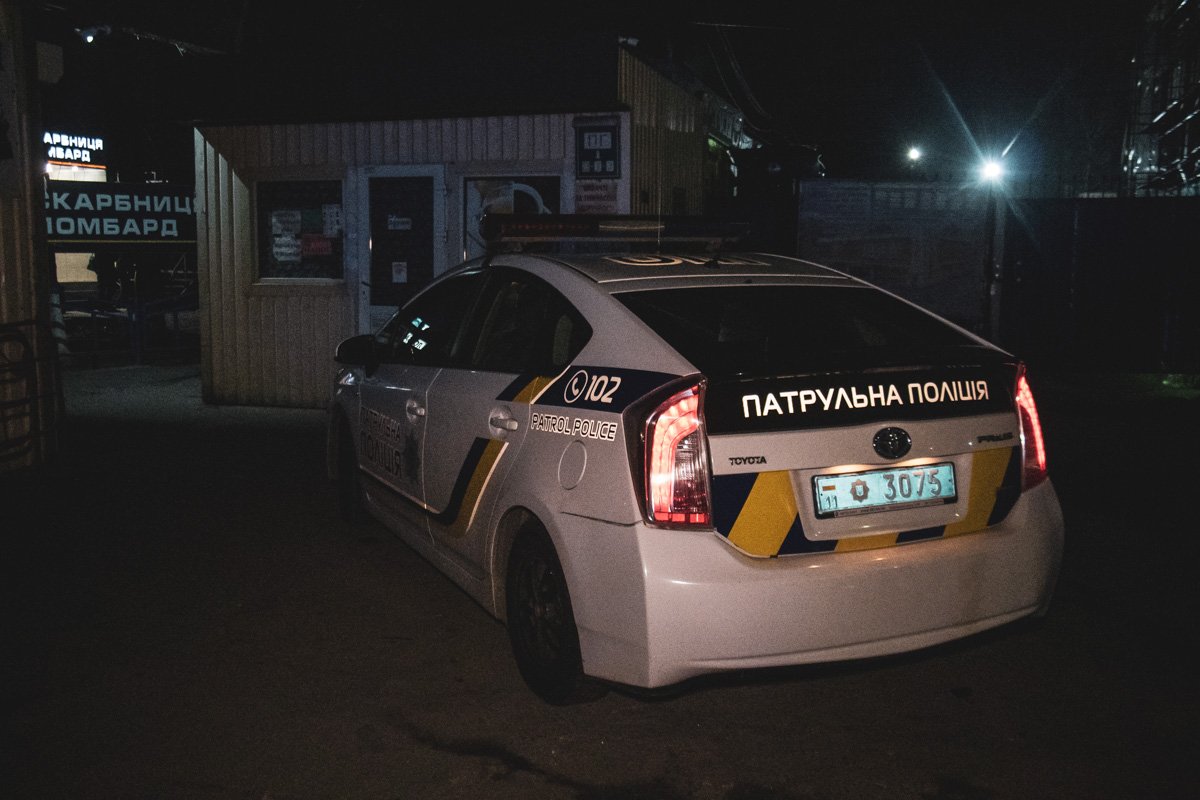 Но по словам задержанного, зарезал жену не он, а незнакомый "фраерок", а ему лишь оставалось наблюдать, как возлюбленная погибает у него на руках Но по словам задержанного, зарезал жену не он, а незнакомый "фраерок", а ему лишь оставалось наблюдать, как возлюбленная погибает у него на руках