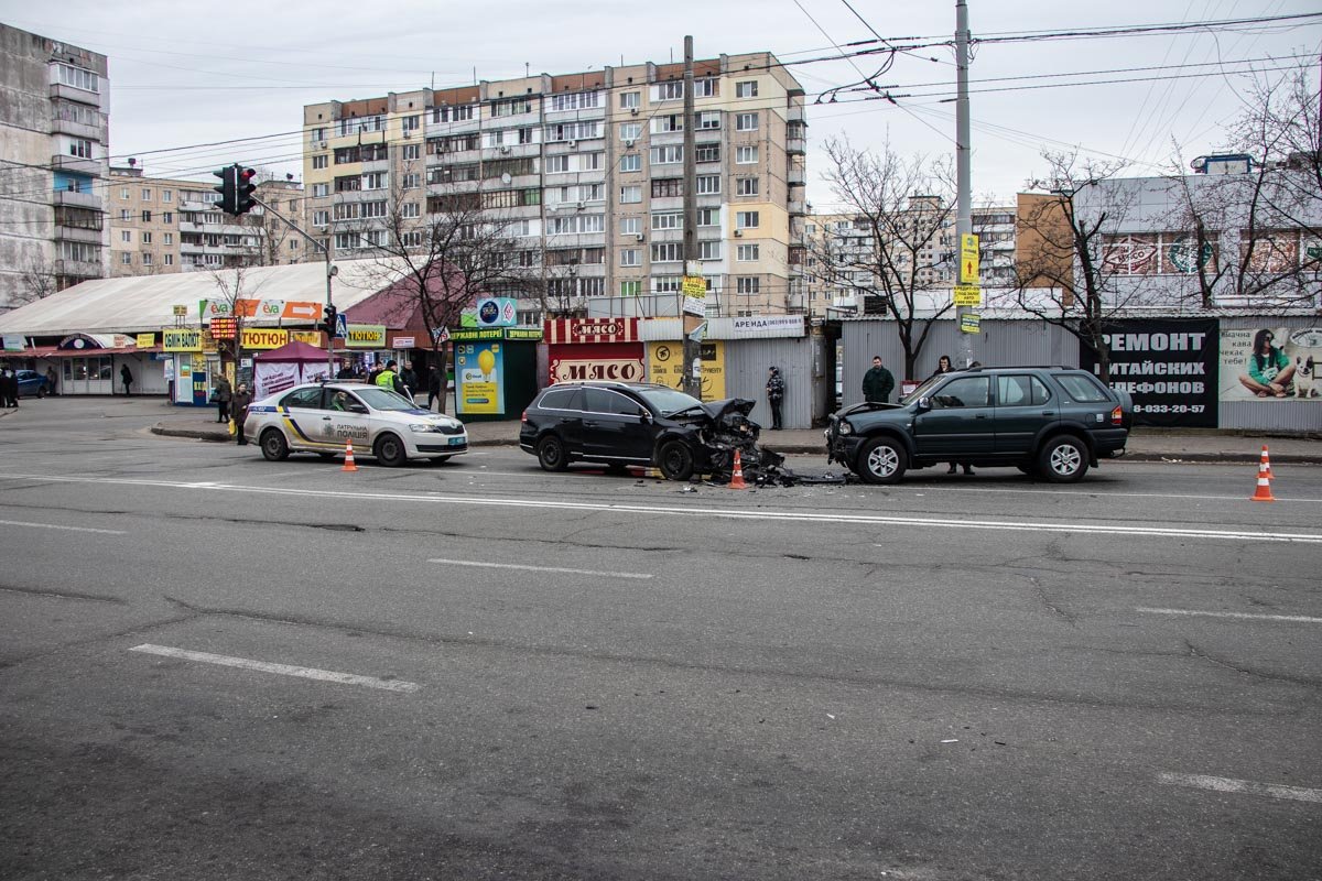 24 марта в Киеве на проспекте Героев Сталинграда произошло ДТП с пострадавшими