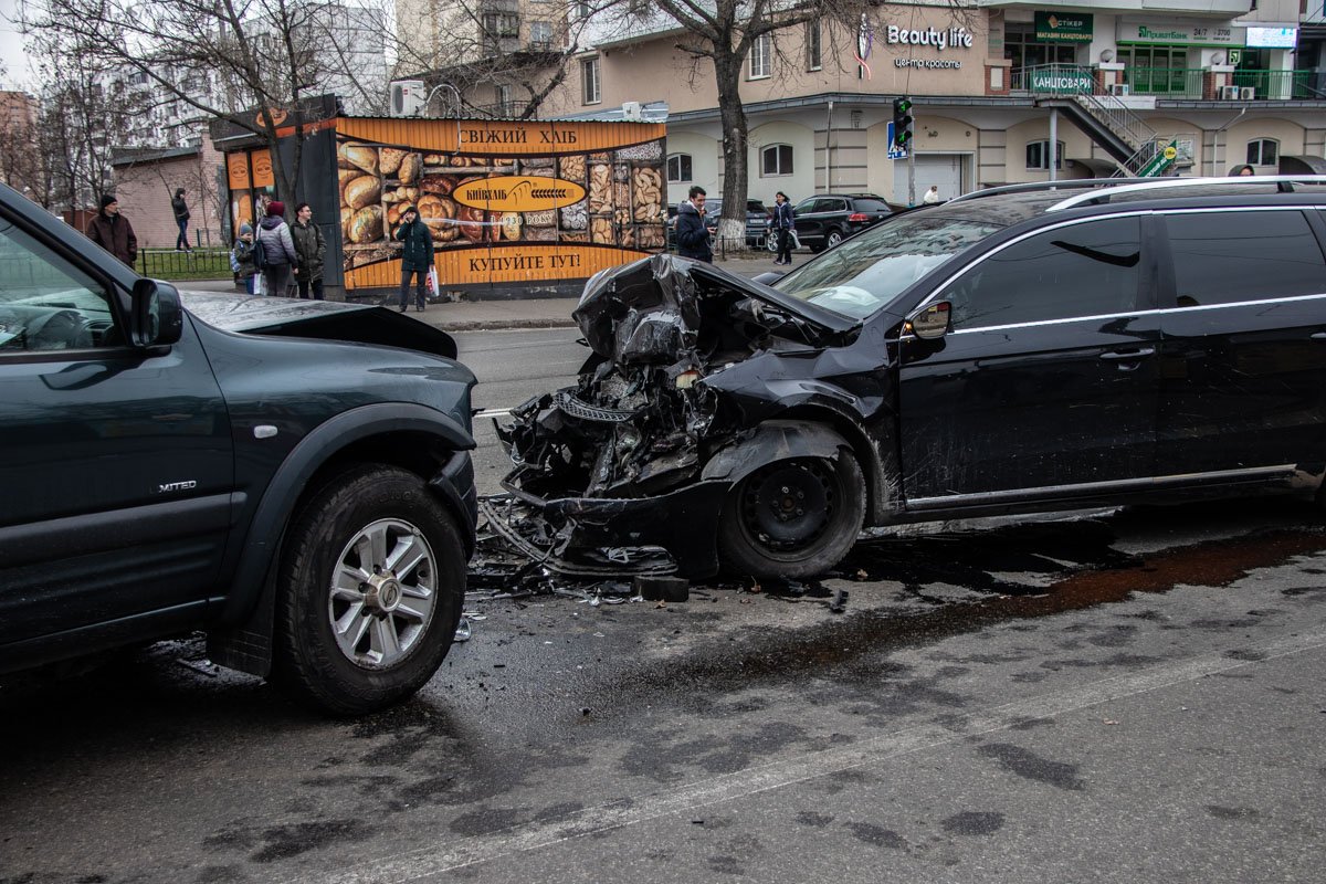 Предварительно, водитель Passat выехал на полосу встречного движения