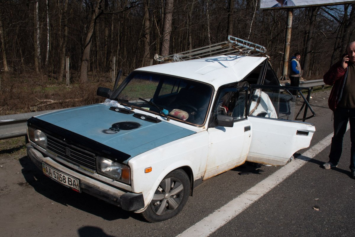 Под Киевом Honda протаранила припаркованный ВАЗ