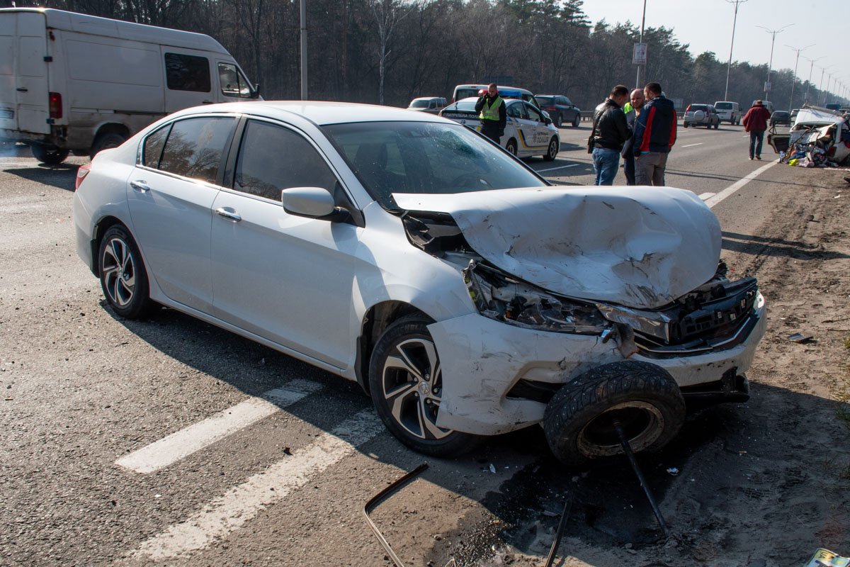 Предварительно, ВАЗ стоял на обочине, так как был поломан