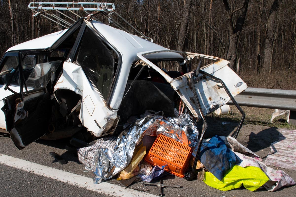 В момент аварии внутри была жена и мать водителя, их госпитализировали в больницу