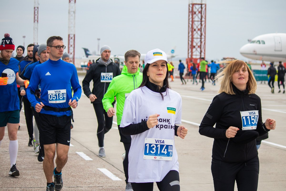 Более 2000 человек бегали по взлетной полосе нового терминала