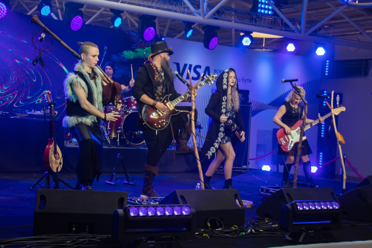 Не обошлось и без живой музыки — на сцене выступали такие группы как этно-рок группа «Ярна» и культовые ТНМК