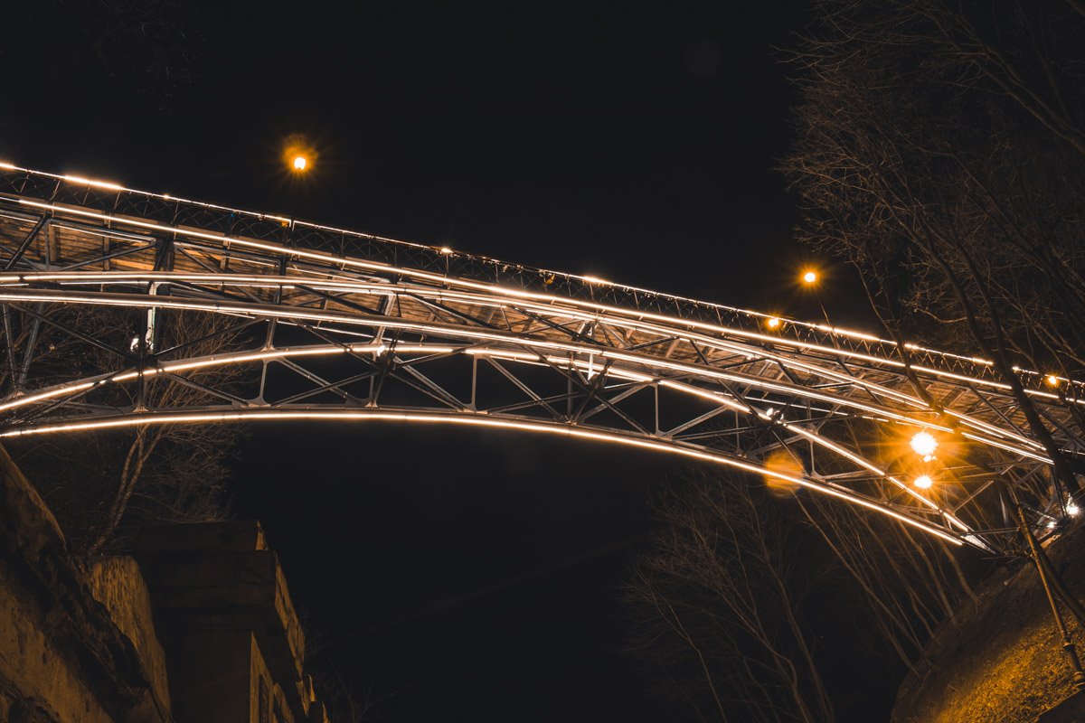 Сияет не только небо, но и ночной мост на Парковой дороге Сияет не только небо, но и ночной мост на Парковой дороге