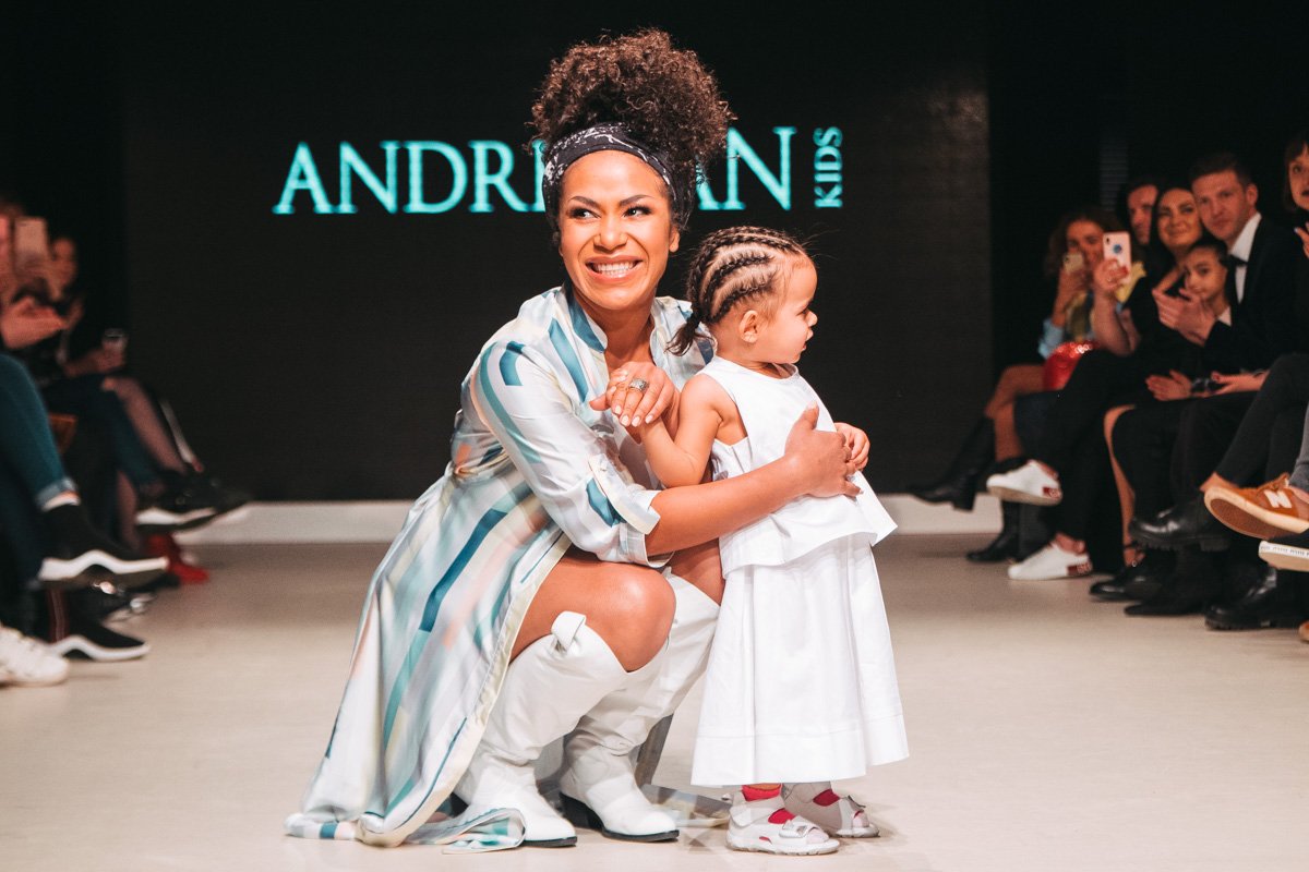 Певица Гайтана с почти двухлетней дочерью на подиуме Певица Гайтана с почти двухлетней дочерью на подиуме