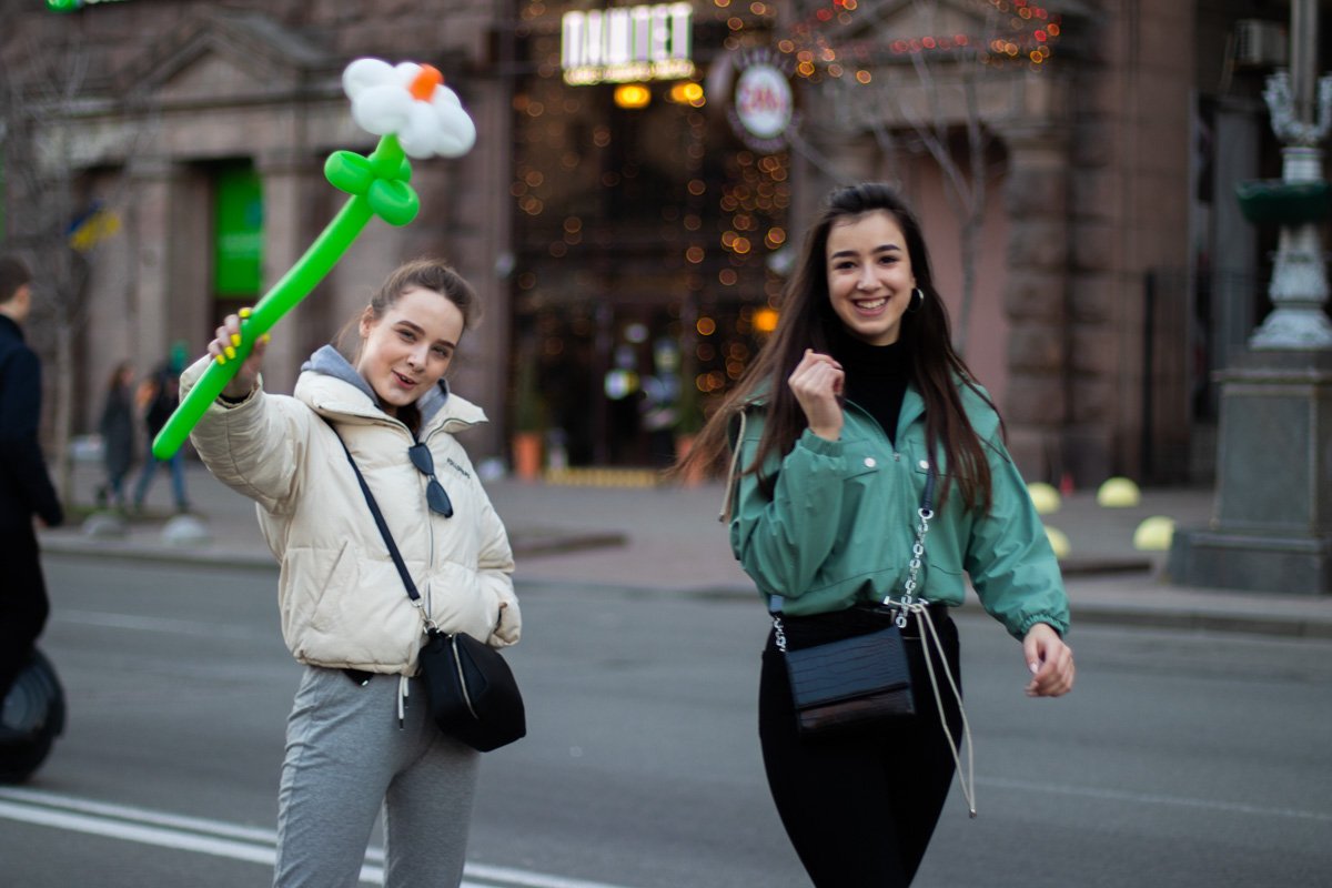 В Киеве погода порадовала всех и отправила людей на прогулку по улицам города