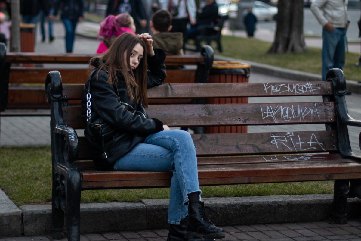 А кто-то просто сидит в ожидании и наслаждается вечерним воздухом