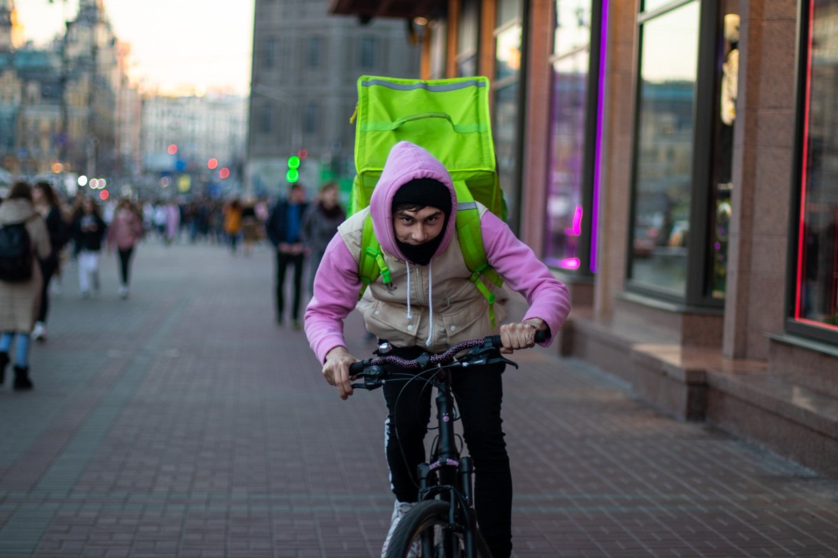 Чтобы доставить еду в срок, иногда нужно придавить на педаль