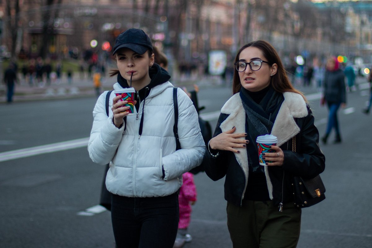 Множество людей вышли на прогулку по пустынному Крещатику
