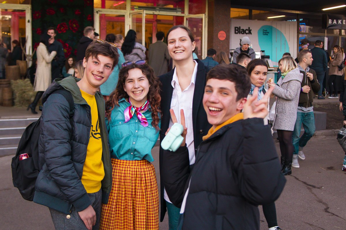 С веселой компанией улыбка не сойдет с вашего лица весь день С веселой компанией улыбка не сойдет с вашего лица весь день