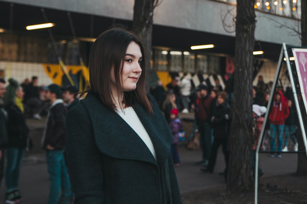 Девушка знает толк в игривом взгляде Девушка знает толк в игривом взгляде