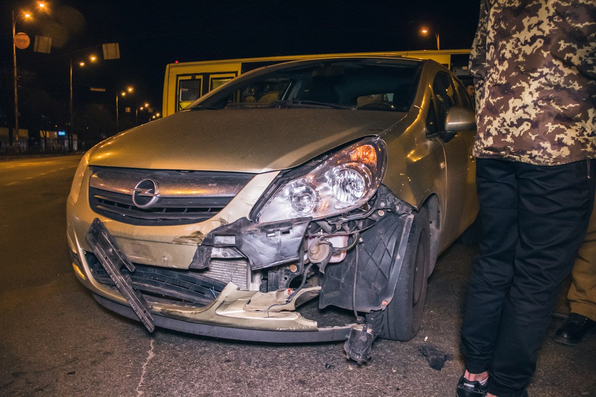 На перекрестке проспекта Гагарина, улиц Строителей и Сосюры столкнулись Daewoo Nexia, которая обгоняла на светофоре другой автомобиль и Opel Corsa