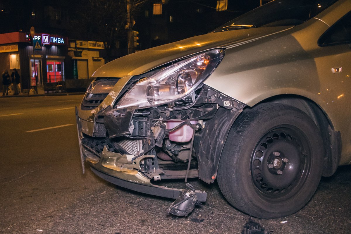 В этот момент по встречной полосе по улице Строителей, также на светофоре, стояла машина, из-за которой внезапно вылетела Daewoo Nexiа, совершающая обгон